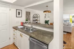 5901 Phinney Ave N, Seattle, WA 98103 - Photo 9