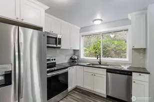 1226 Bellefield Park Ln NW, Bellevue, WA 98004 - Photo 9
