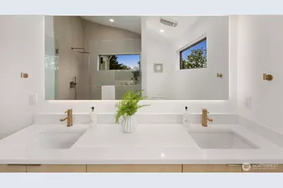 9024 Corliss Avenue N, Seattle, WA 98103 - Photo 15