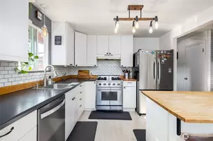 1702 36th St, Anacortes, WA 98221 - Photo 11