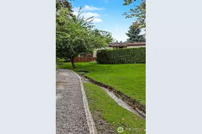 23809 Lake Drive E, Bothell, WA 98021 - Photo 33