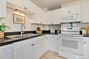 1711 NE 113th St, Seattle, WA 98125 - Photo 9