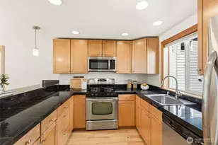 9243 Ashworth Ave N, Seattle, WA 98103 - Photo 11