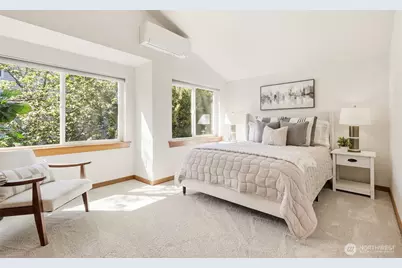 9243 Ashworth Avenue N #B, Seattle, WA 98103 - Photo 15