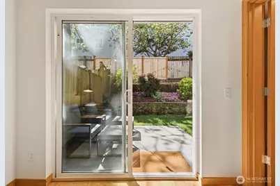 9243 Ashworth Avenue N #B, Seattle, WA 98103 - Photo 31
