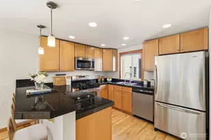 9243 Ashworth Ave N, Seattle, WA 98103 - Photo 9