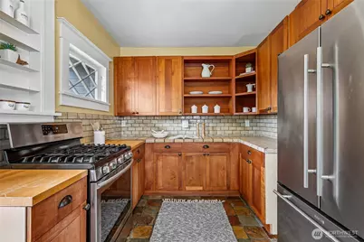 4015 Ashworth Avenue N, Seattle, WA 98103 - Photo 11