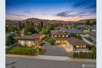 185 31st Street NW, East Wenatchee, WA 98802 - Photo 1