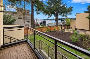 13327 Holmes Point Dr NE, Kirkland, WA 98034 - Photo 17