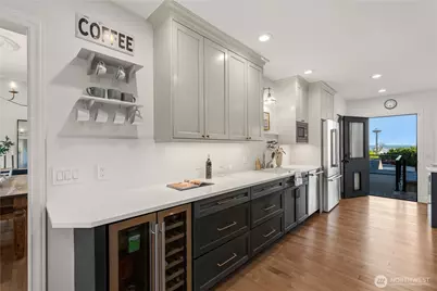321 Lee Street, Seattle, WA 98109 - Photo 11