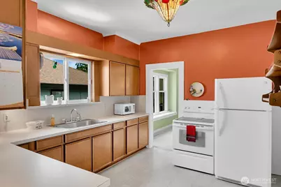 2719 Nob Hill Avenue N, Seattle, WA 98109 - Photo 9