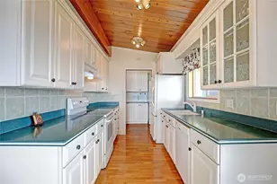 1246 SW Camano Dr, Camano Island, WA 98282 - Photo 9