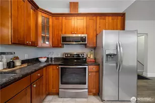 1305 NE 55th St, Seattle, WA 98105 - Photo 13