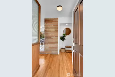 12727 Dayton Avenue N, Seattle, WA 98133 - Photo 3