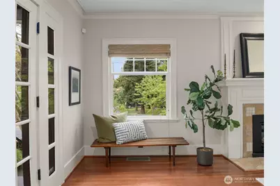 1423 Nob Hill Avenue N, Seattle, WA 98109 - Photo 3