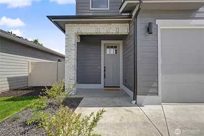 585 S Perry Avenue, East Wenatchee, WA 98802 - Photo 3