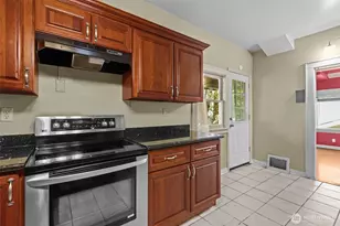 2010 NE 54th St, Seattle, WA 98105 - Photo 13