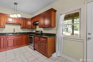 2010 NE 54th St, Seattle, WA 98105 - Photo 15