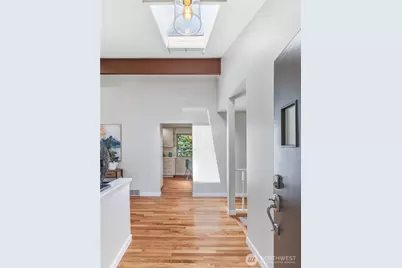 1035 147th Avenue SE, Bellevue, WA 98007 - Photo 3