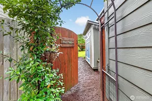 857 N Helens Vw Dr, Ridgefield, WA 98642 - Photo 3