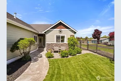 1301 Park Avenue, Puyallup, WA 98372 - Photo 3