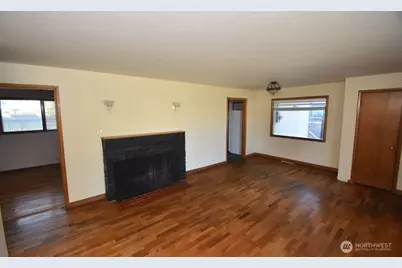 614 S Pine Street, Burlington, WA 98233 - Photo 3