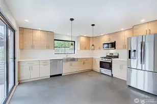 4608 NE 47th St, Seattle, WA 98105 - Photo 3