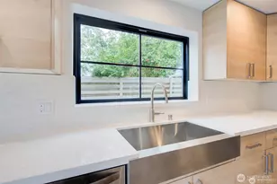 4608 NE 47th St, Seattle, WA 98105 - Photo 5