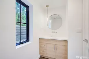 4608 NE 47th St, Seattle, WA 98105 - Photo 9