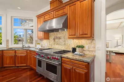 9750 SE 5th Street, Bellevue, WA 98004 - Photo 13