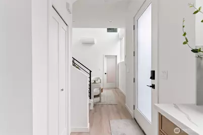 8863 Midvale Avenue N #E, Seattle, WA 98103 - Photo 13