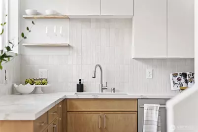 8863 Midvale Avenue N #E, Seattle, WA 98103 - Photo 9