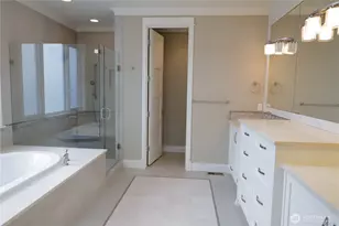 9723 NE 13th St, Clyde Hill, WA 98004 - Photo 11