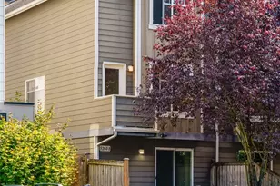 5260 Brooklyn Ave NE, Seattle, WA 98105 - Photo 3