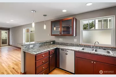 5260 Brooklyn Avenue NE, Seattle, WA 98105 - Photo 7