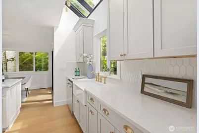 1014 4th Avenue N, Seattle, WA 98109 - Photo 9