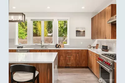 12516 Phinney Avenue N, Seattle, WA 98133 - Photo 5