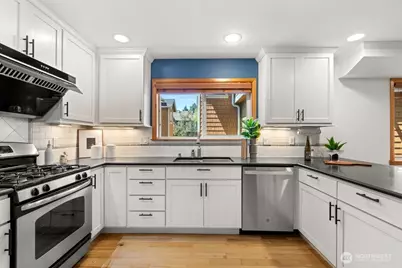 806 N 49th Street, Seattle, WA 98103 - Photo 5