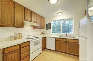 918 N 165th St, Shoreline, WA 98133 - Photo 9