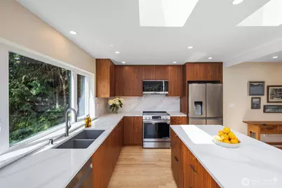 4531 Stanford Avenue NE, Seattle, WA 98105 - Photo 9