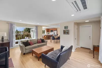 4531 Stanford Avenue NE, Seattle, WA 98105 - Photo 3