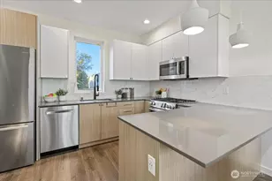 2310 W Newton St, Seattle, WA 98199 - Photo 7