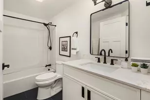 317 NE 58th St, Seattle, WA 98105 - Photo 21