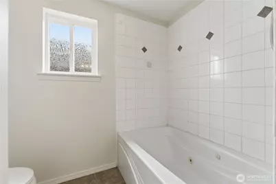 11732 Greenwood Avenue N, Seattle, WA 98133 - Photo 21