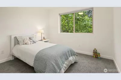 9230 Interlake Avenue N, Seattle, WA 98103 - Photo 17