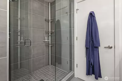 9230 Interlake Avenue N, Seattle, WA 98103 - Photo 23