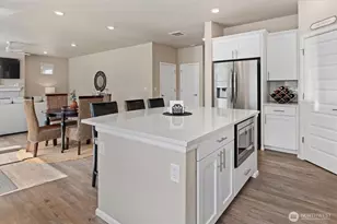 17525 Crossing Dr E, Puyallup, WA 98374 - Photo 7