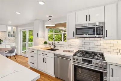3711 NE 42nd St, Seattle, WA 98105 - Photo 9