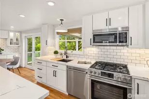 3711 NE 42nd St, Seattle, WA 98105 - Photo 9