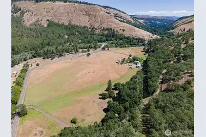 992 Highway 142 E, Lyle, WA 98635 - Photo 13